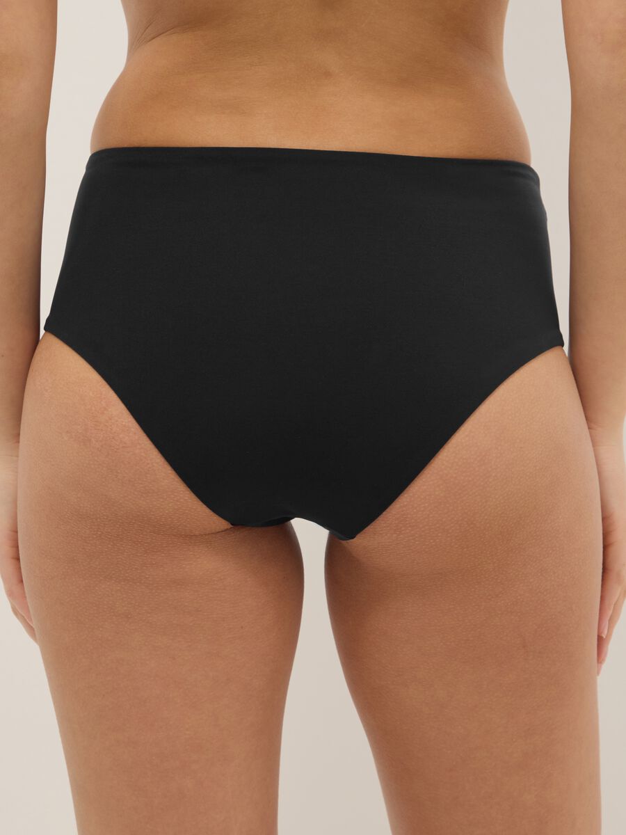 Slip bikini neri in tessuto elasticizzato a vita alta con effetto shaping_2