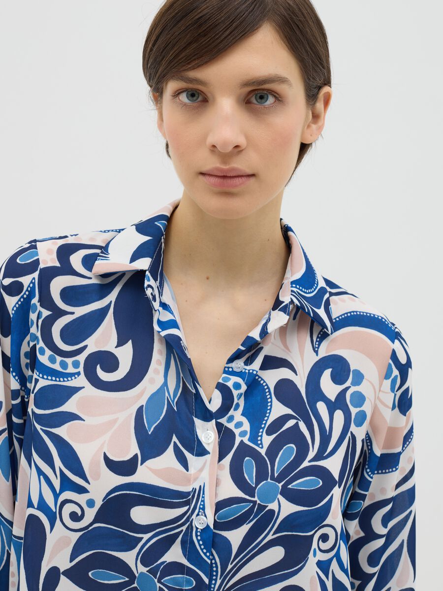 Blue and beige shirt with floral pattern_2
