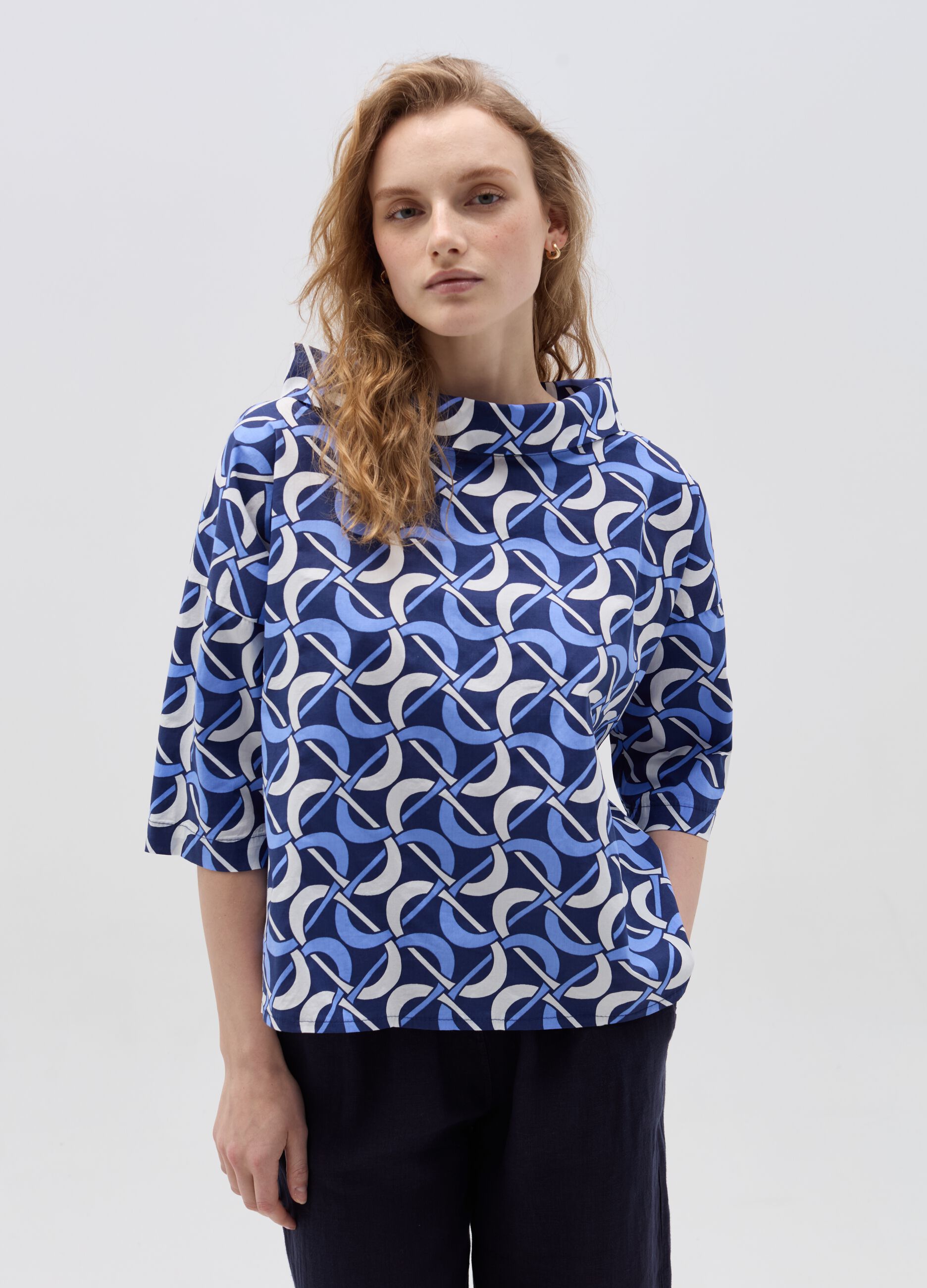 Blouse with turn-down collar and pattern