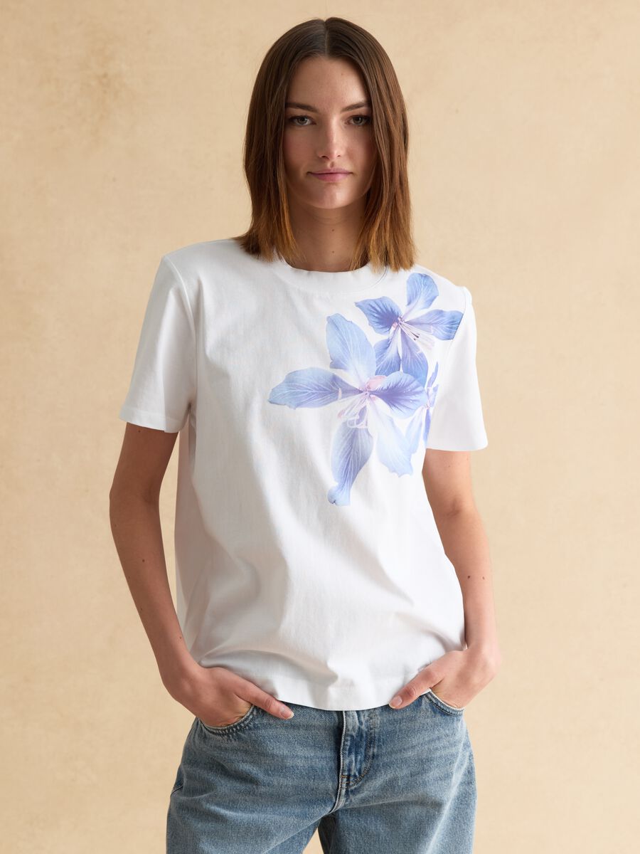 T-shirt in puro cotone bianco regular fit con stampa floreale_1