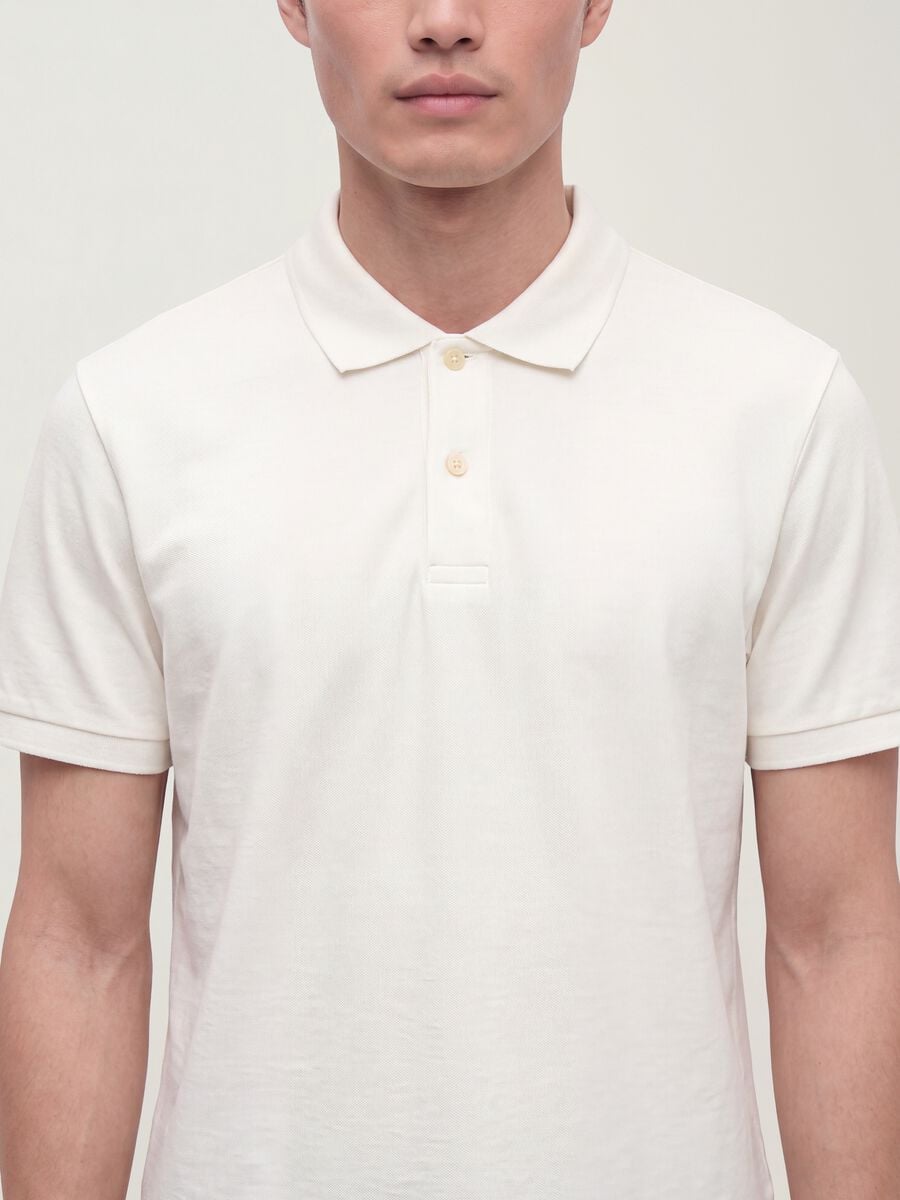 Polo bianca in puro cotone piquet con colletto classico regular fit_3
