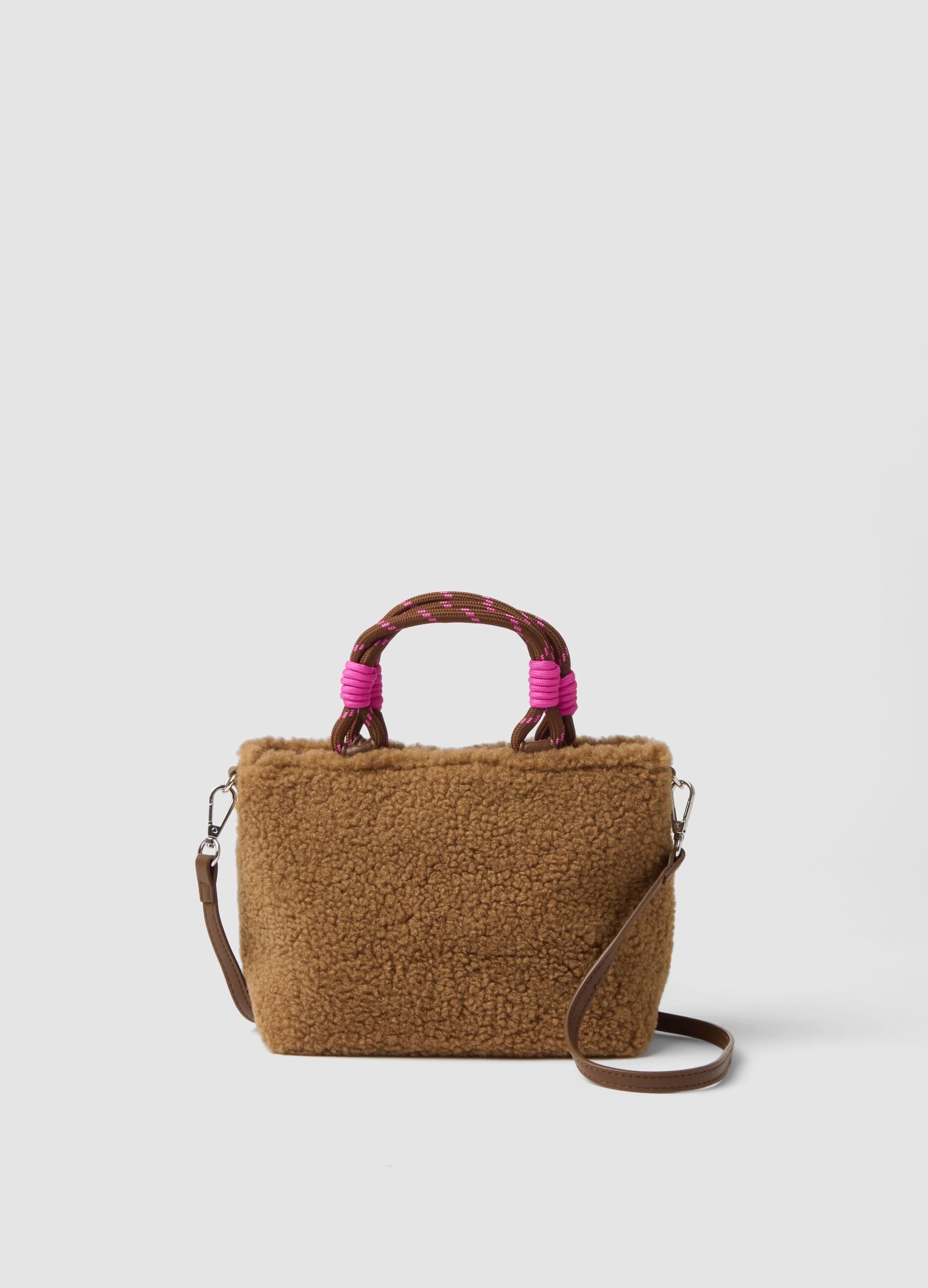 Borsa a mano marrone effetto teddy con tracolla