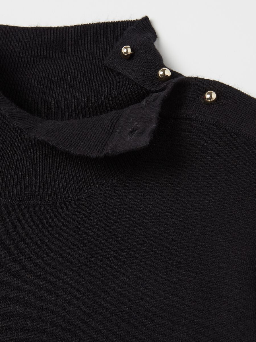 Pullover with high neck and buttons_5