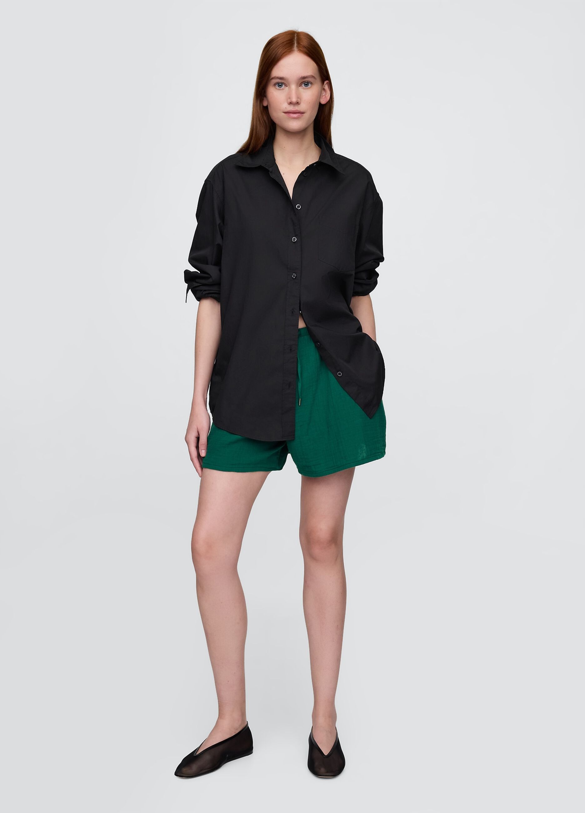 Green suit in lightweight fabric for summer 2025