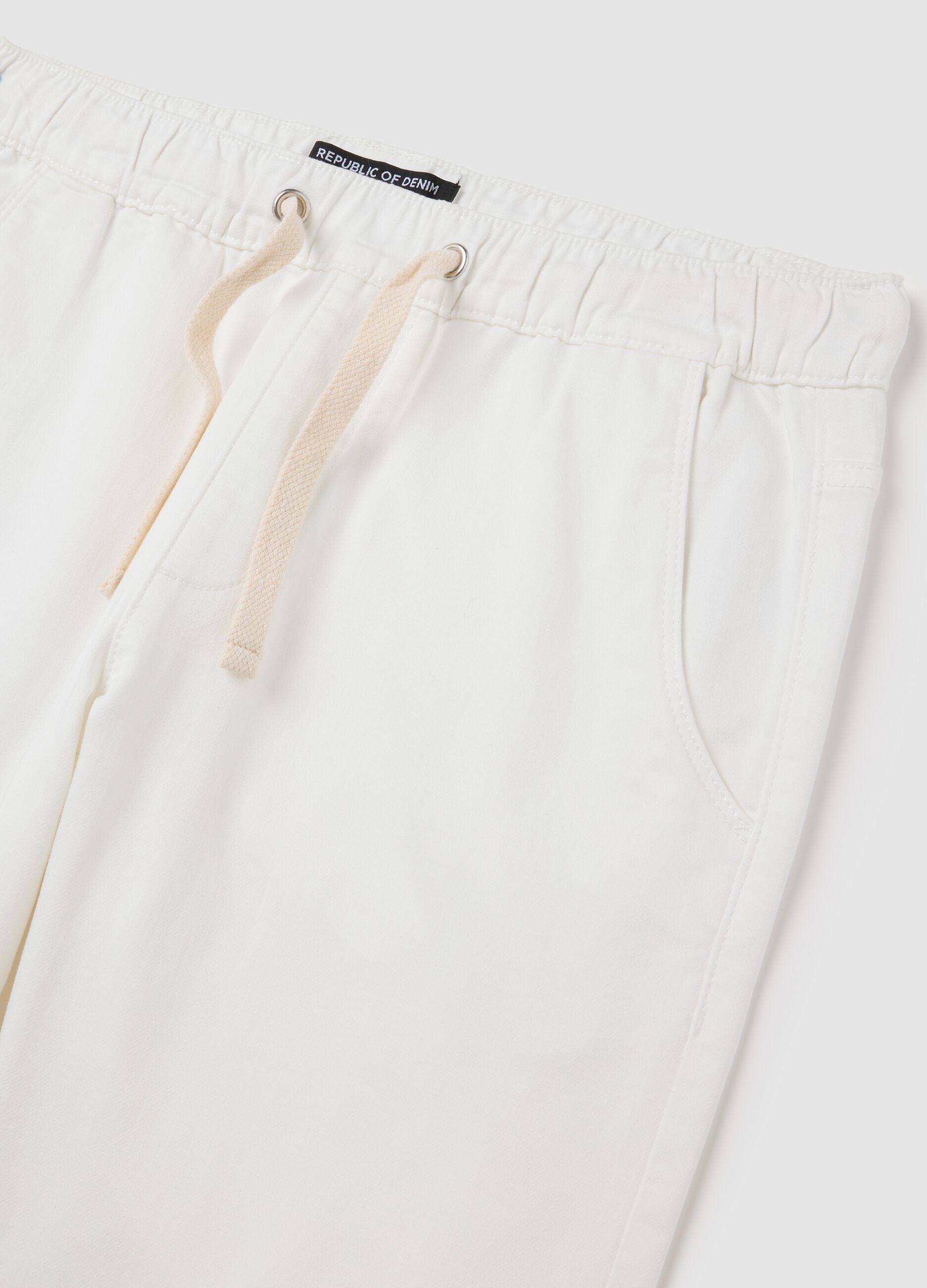 Men's white regular fit stretch cotton Bermuda shorts with drawstring waist