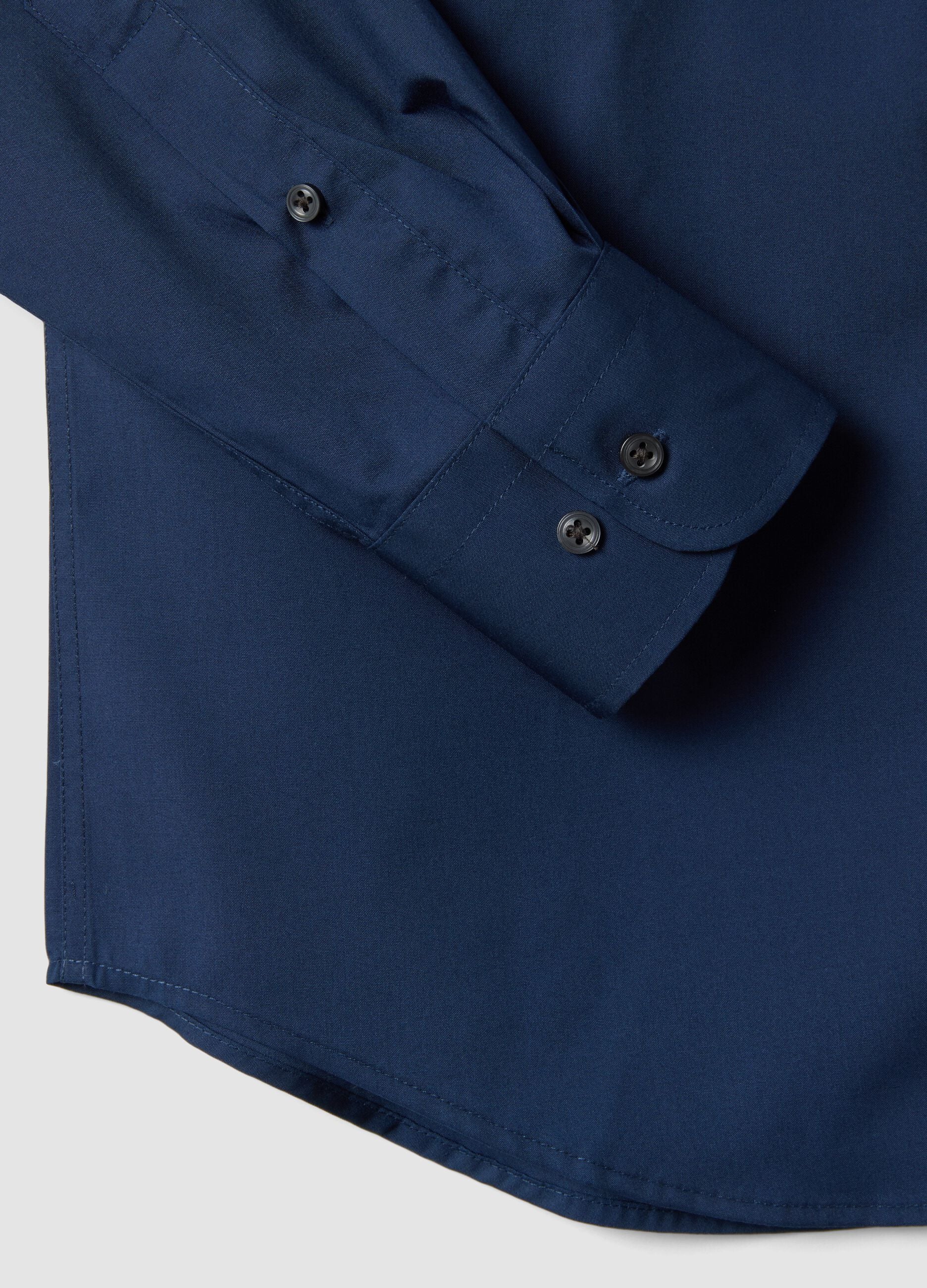 Blue slim-fit shirt with button-down collar, easy iron