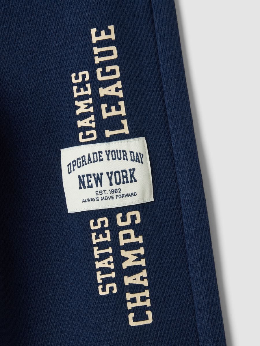 Pantaloni jogger blu in puro cotone con stampa per ragazzo_5