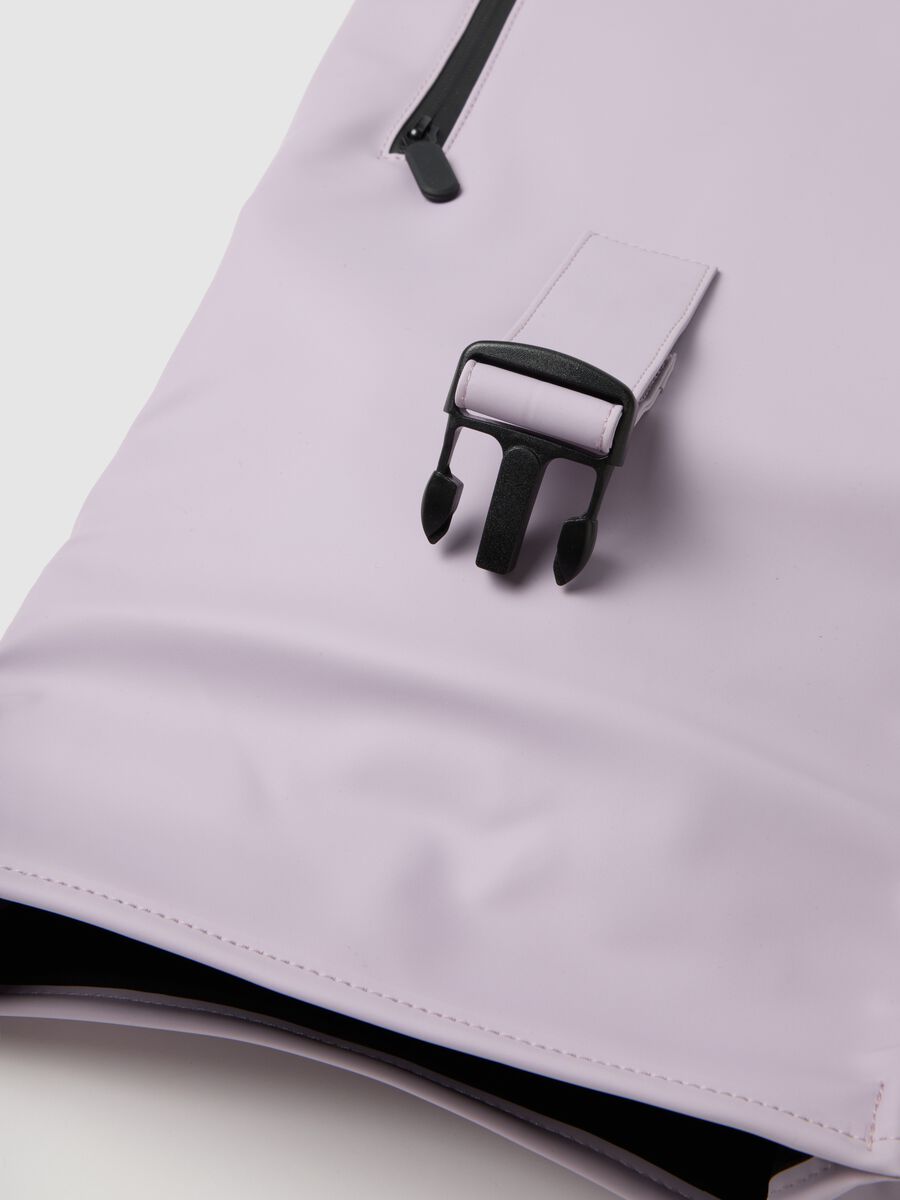 Zaino impermeabile viola con zip e tasca frontale_2