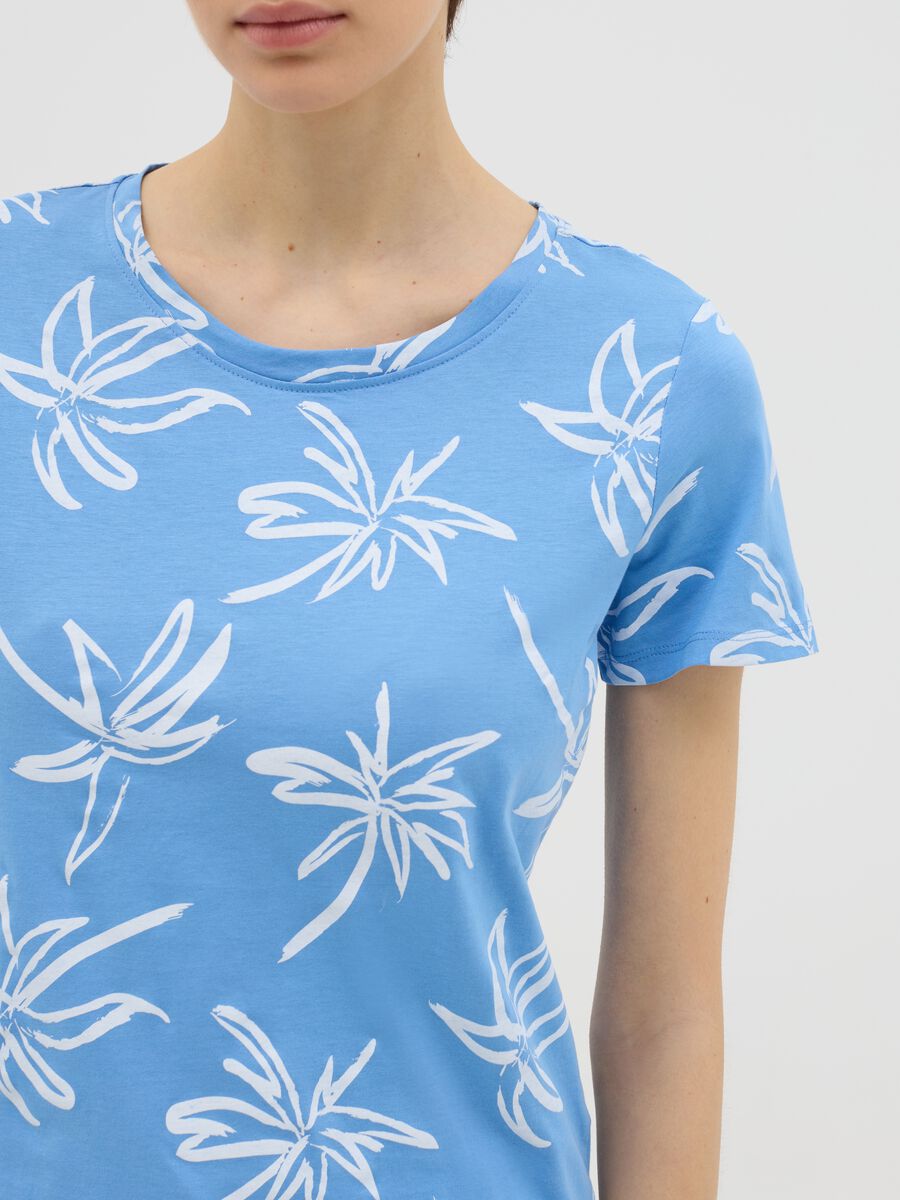 Light blue T-shirt with floral print_2
