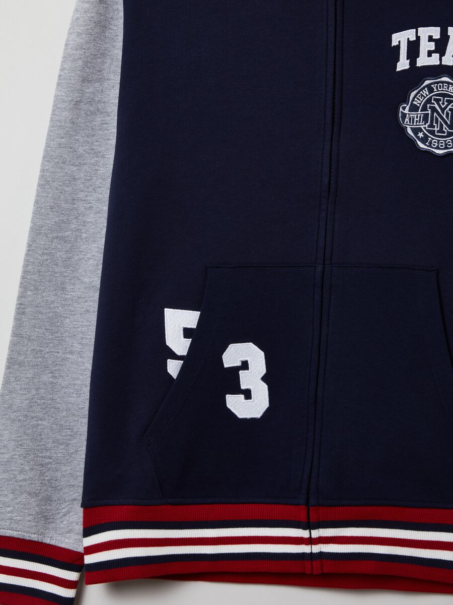 Full-zip varsity con cappuccio e patch_2