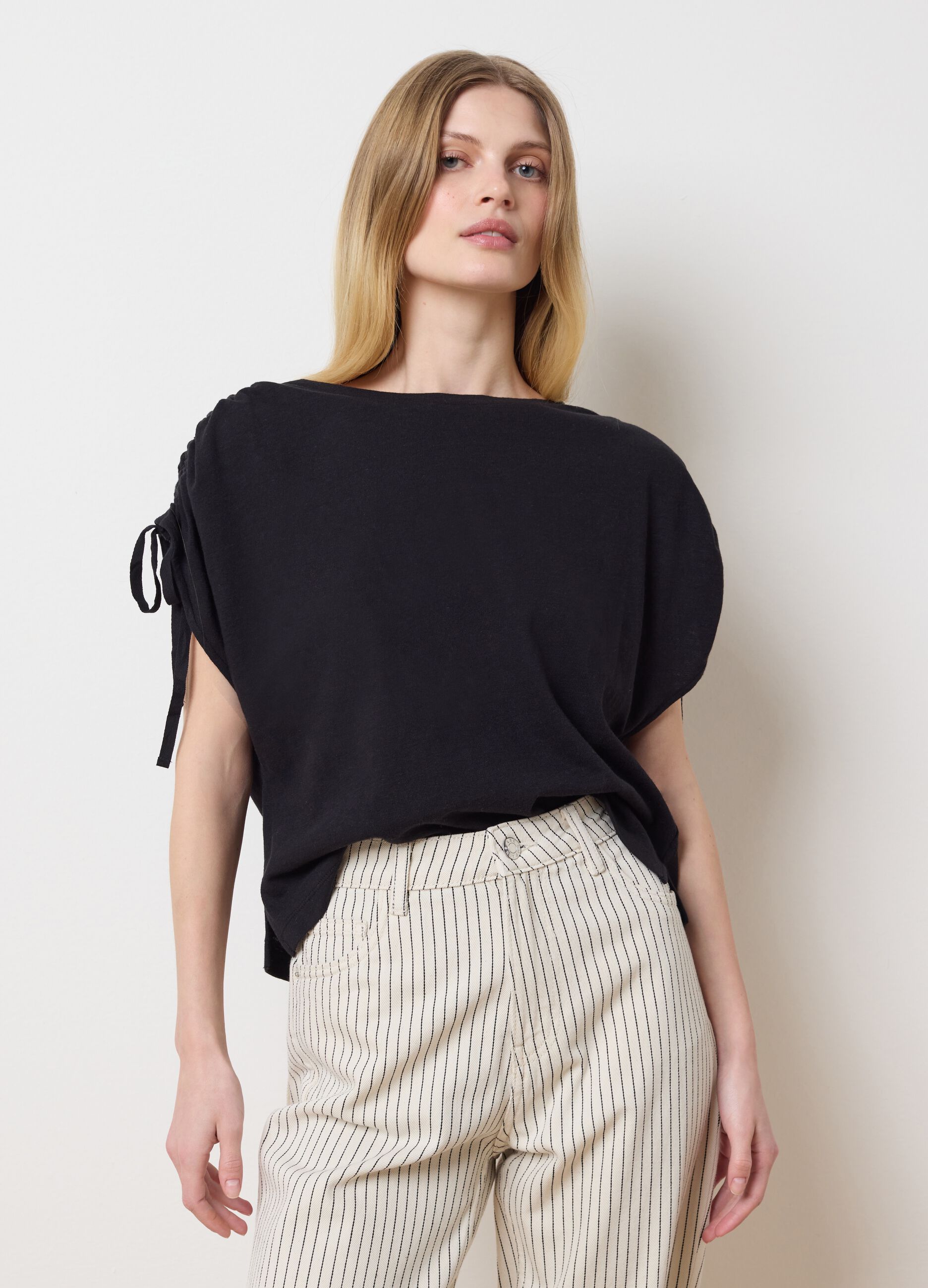 T-shirt with gathered sleeves
