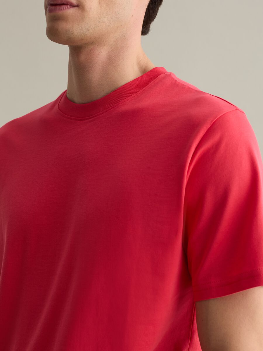 Plain cotton T-shirt with round neck._2