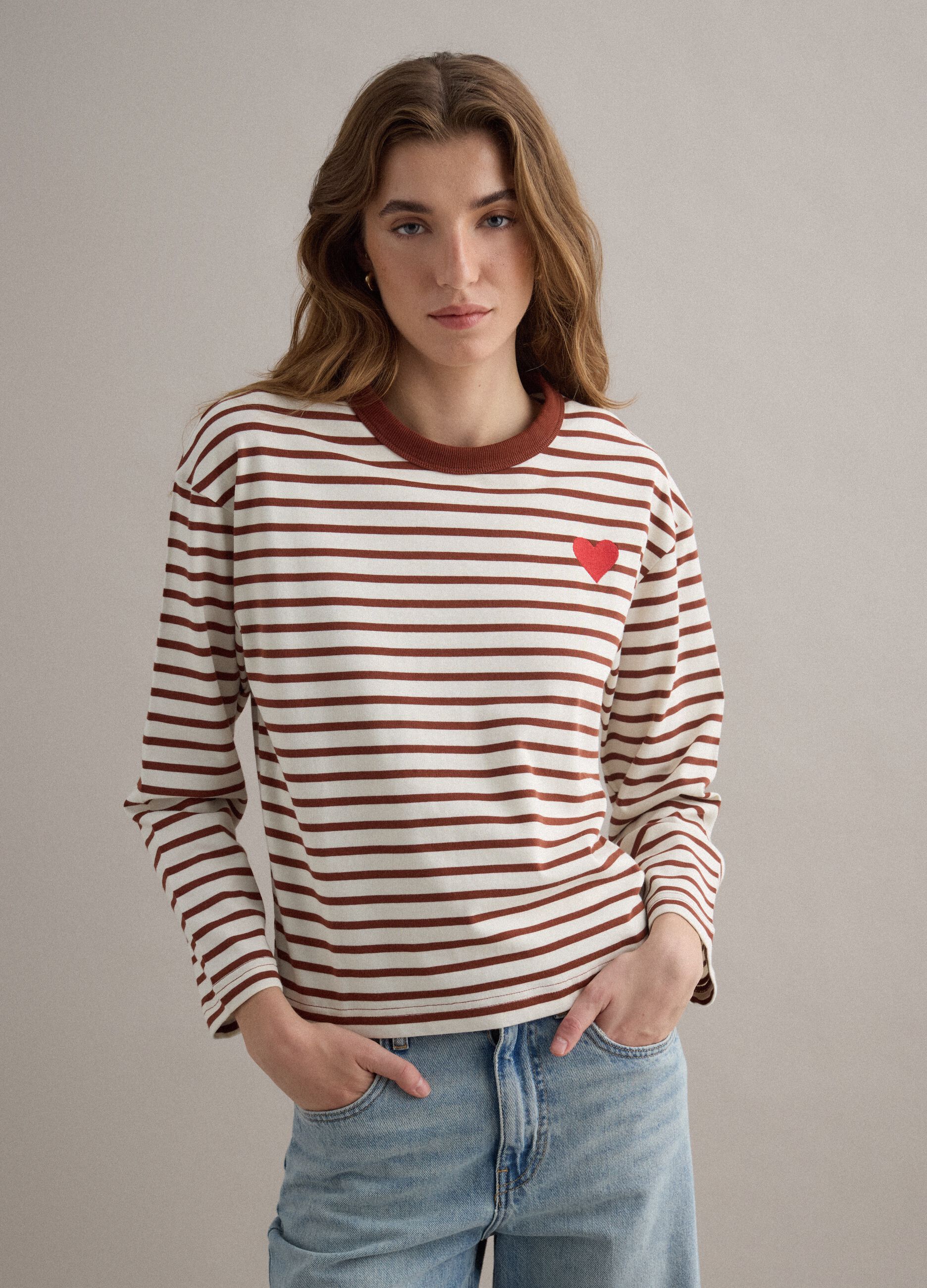 Maglia in puro cotone a righe multicolor relaxed fit con cuore