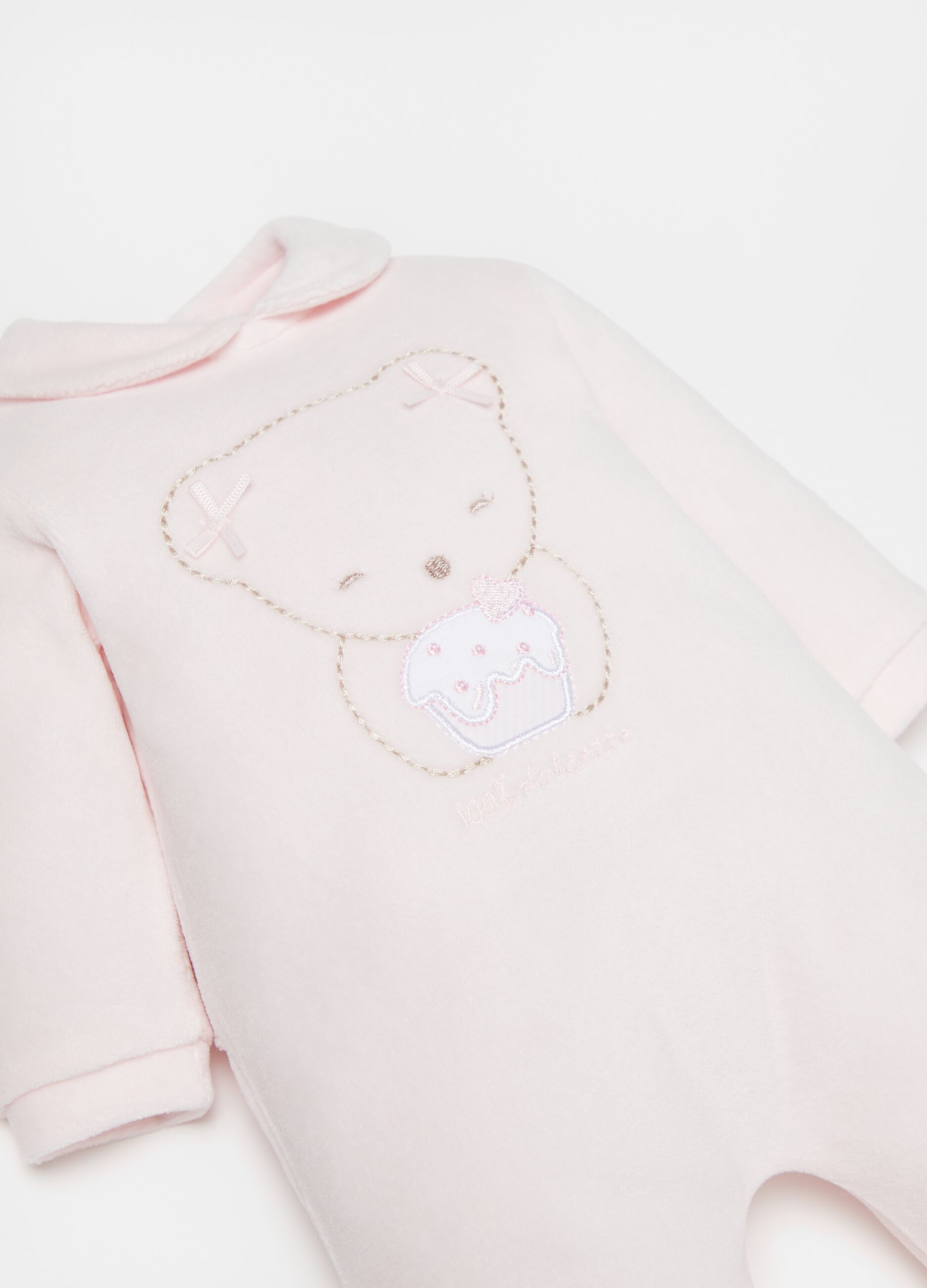 Onesie with girl teddy bear and pastry embroidery