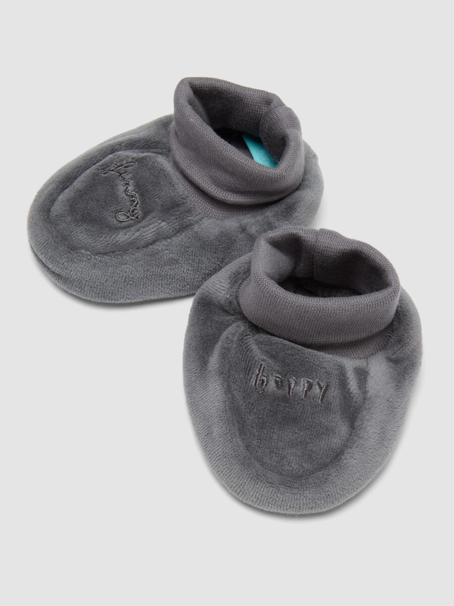 Set grigio con cappellino e scarpine effetto peluche a tema Mickey Mouse_2