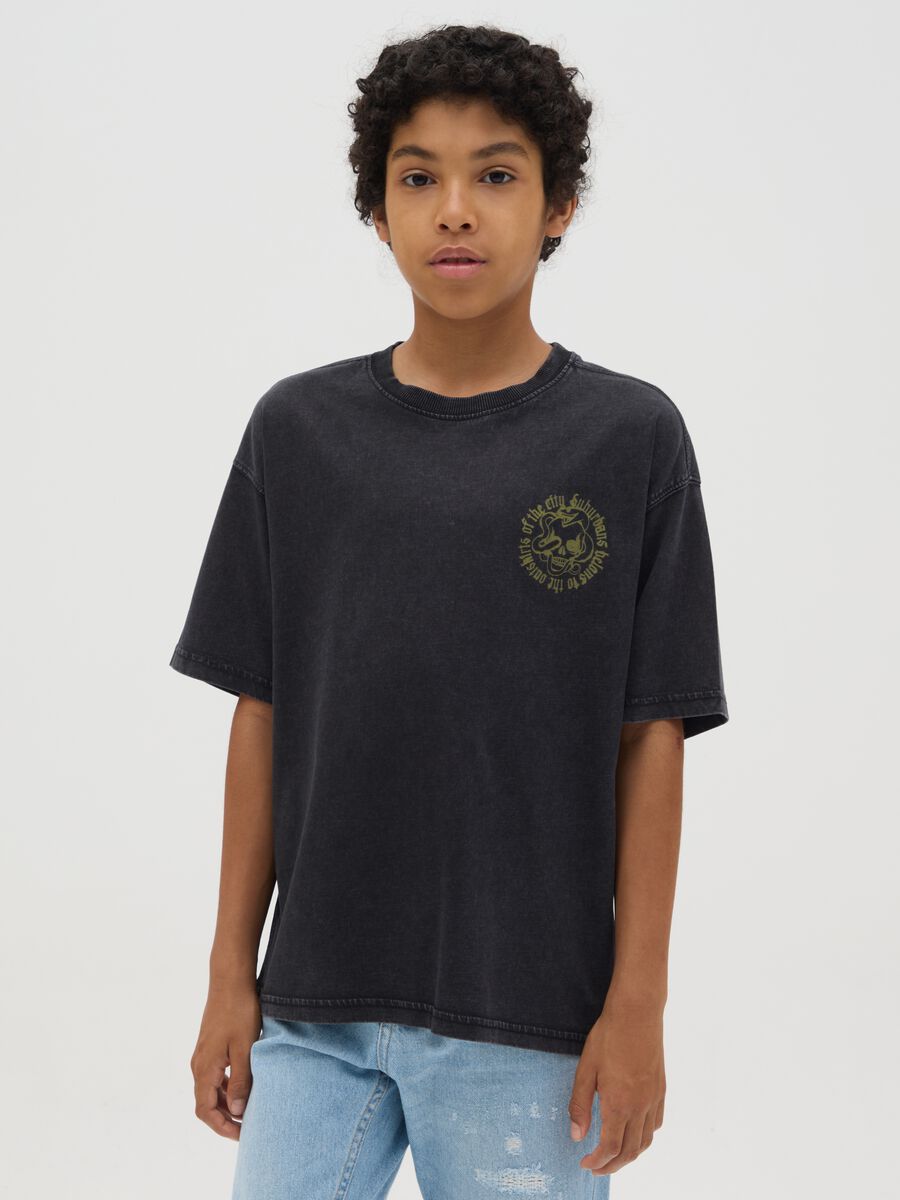 Boys’ black over-fit T-shirt in 100% cotton with graphic print_0