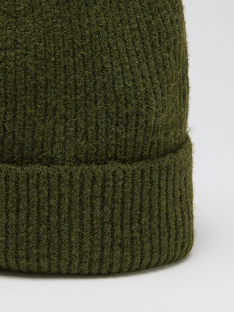 Berretto verde in tessuto elasticizzato_1