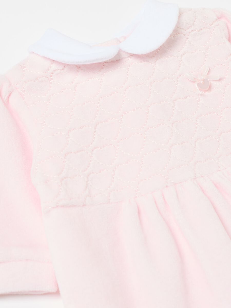 Tutina in velour con piedini ricamo cuoricini_2