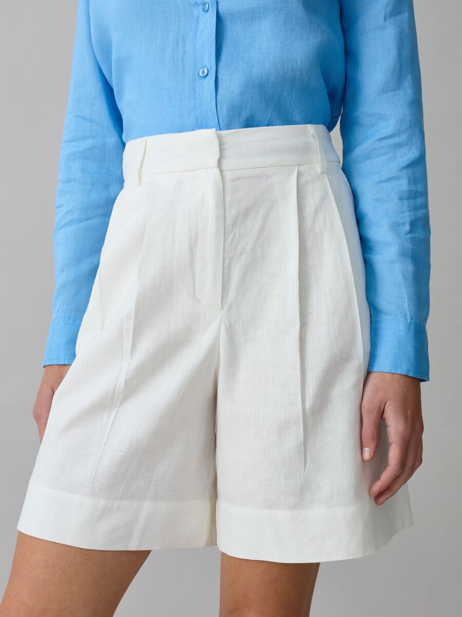 Contemporary shorts with pleating_1