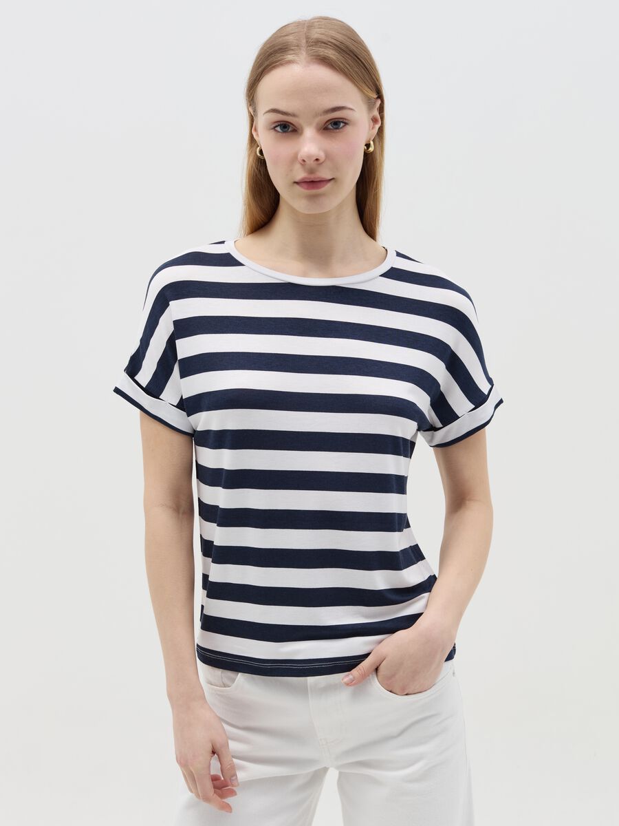 Blue and white striped T-shirt with short sleeves_0