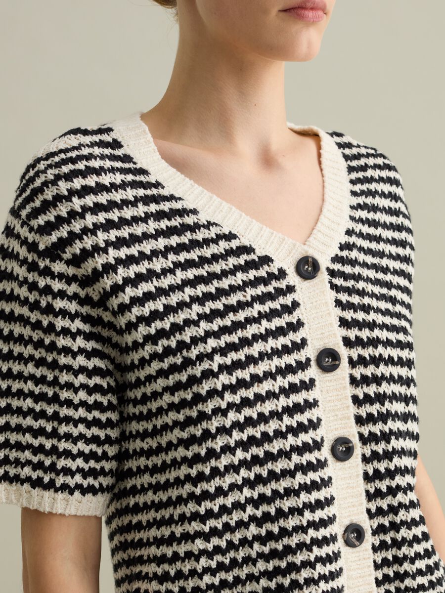 Short-sleeved cardigan with striped design_2
