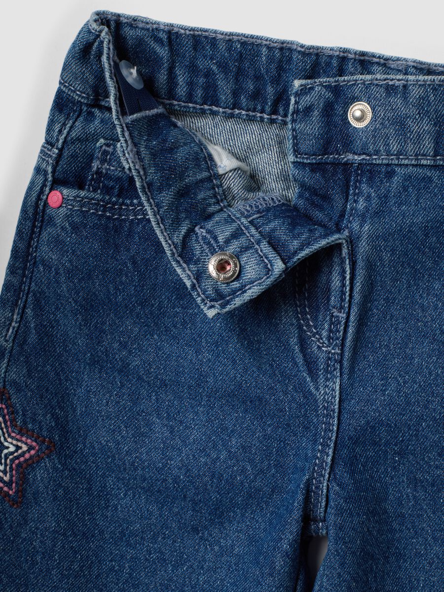 Jeans blu wide leg in puro cotone con stelle ricamate per bimba_2