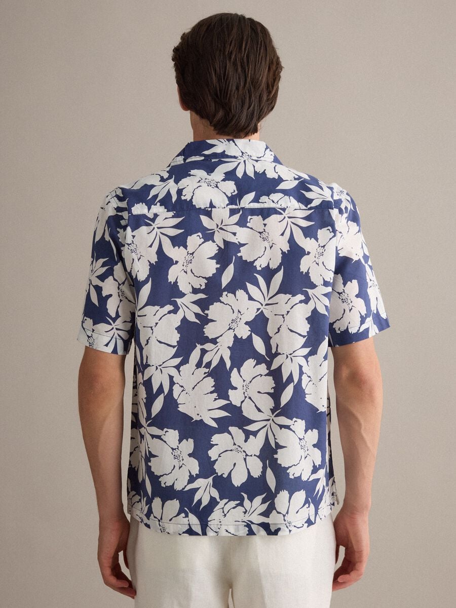 Camicia blu a fiori in cotone organico_3