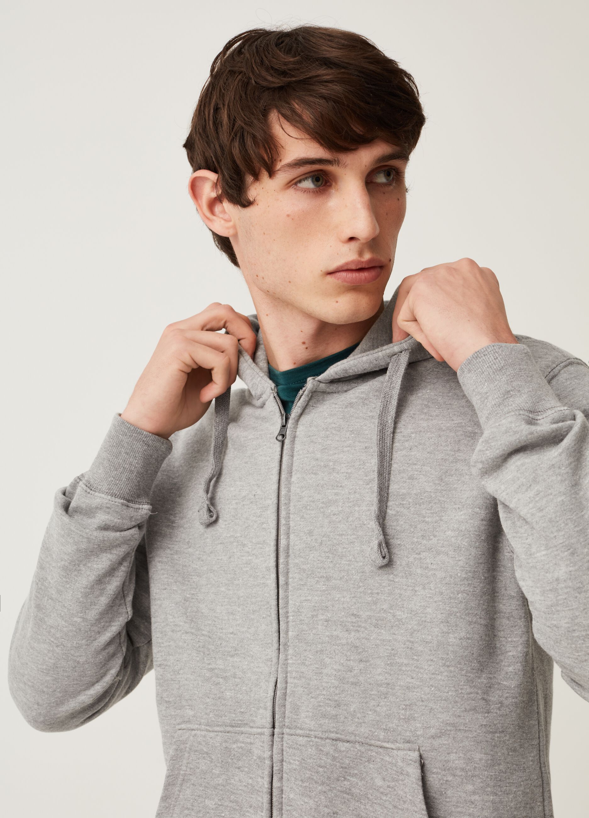 Full-zip in felpa con cappuccio e tasche_0
