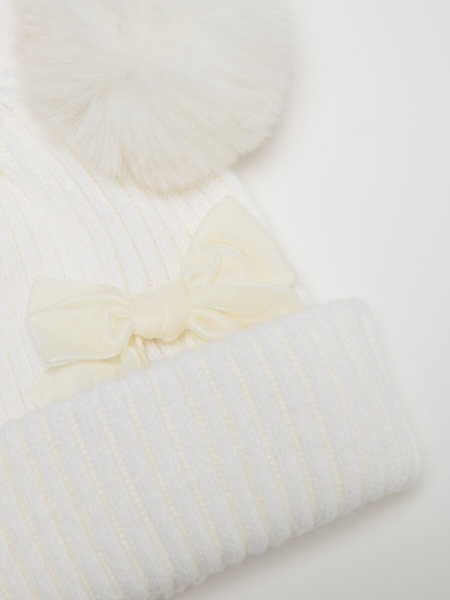 Cappello bianco da bambina con pompon e fiocco_3