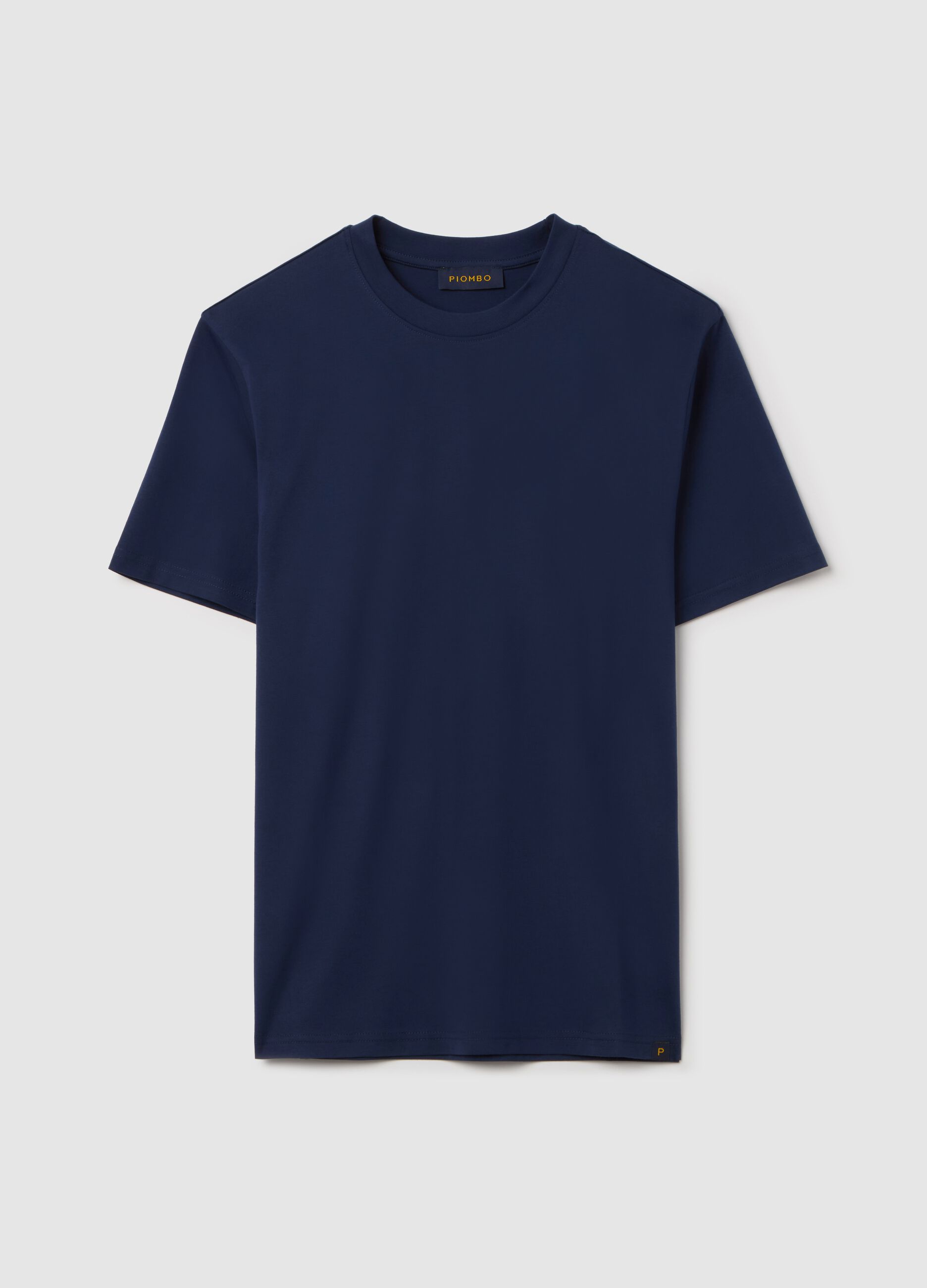 Plain cotton T-shirt with round neck.
