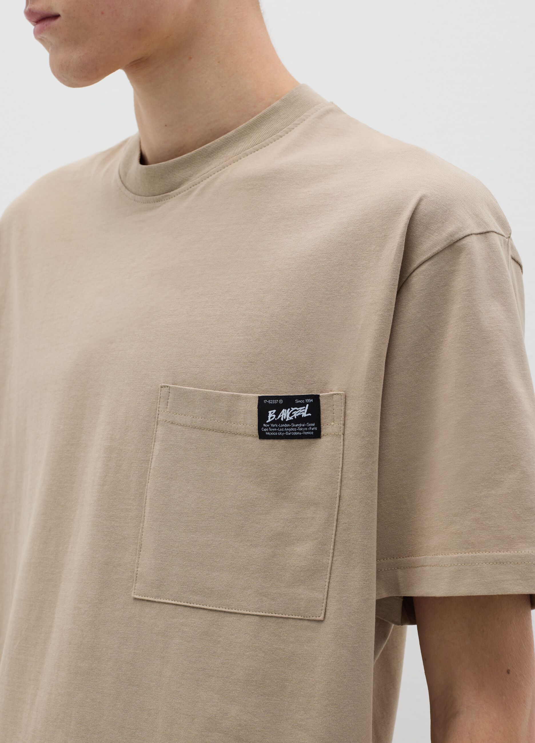 T-shirt in cotone con tasca