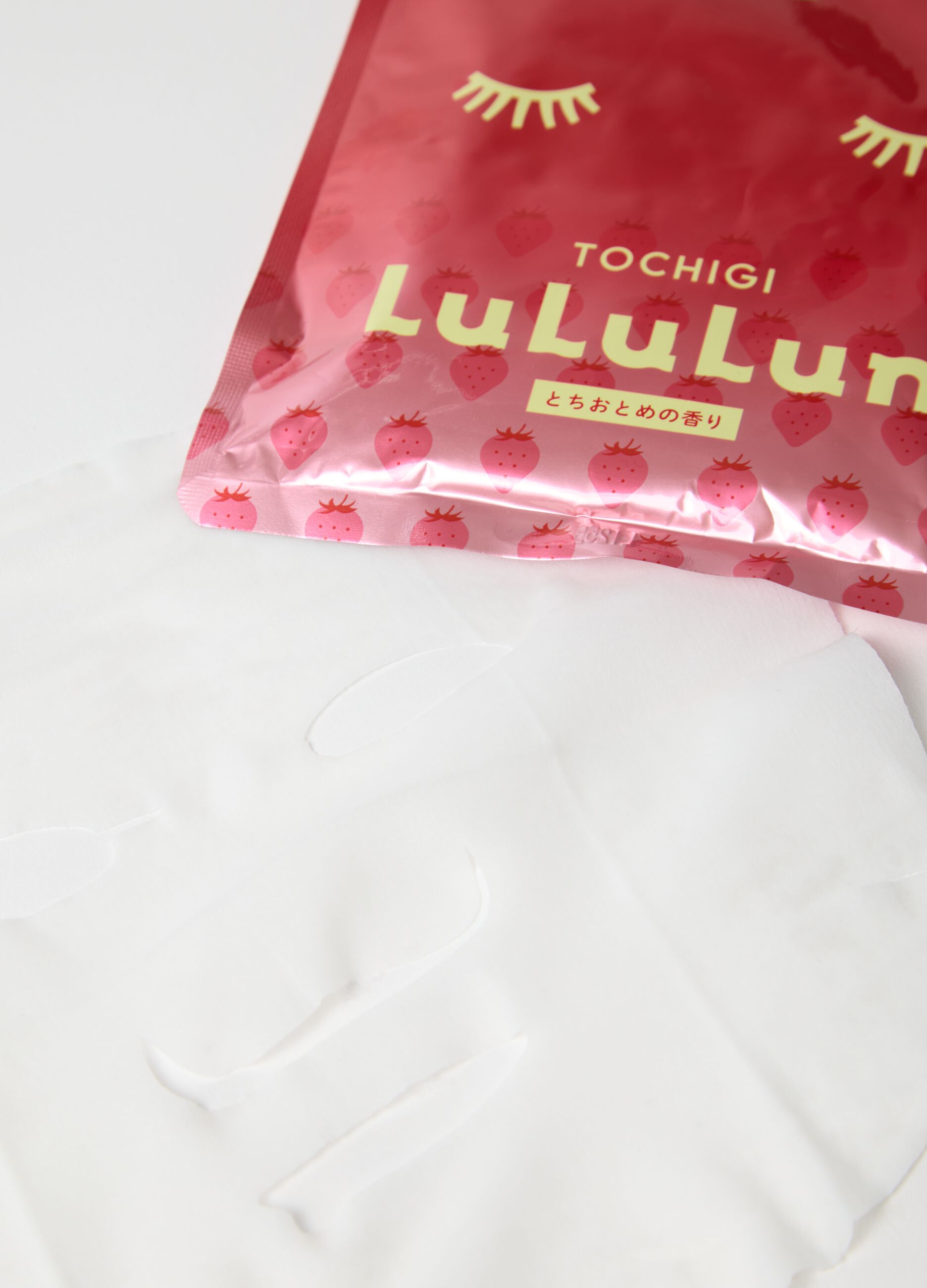 Premium fabric mask with hydrating and antioxidant strawberry seed oil from the Japanese region of Tochigi. The pack contains 7 fabric masks. Perfect for daily use.