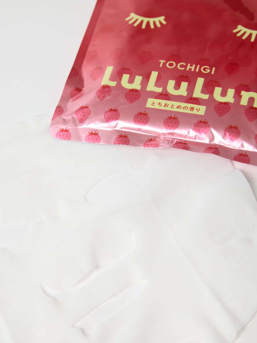 Premium fabric mask with flowers and green tea leaves extract from the Kyoto region (Japan) that is curative and antioxidant. The pack contains 7 fabric masks. Perfect for daily use._2