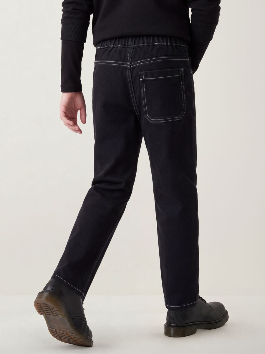 Jogger nero in misto cotone e viscosa con vita elasticizzata per bambino_3
