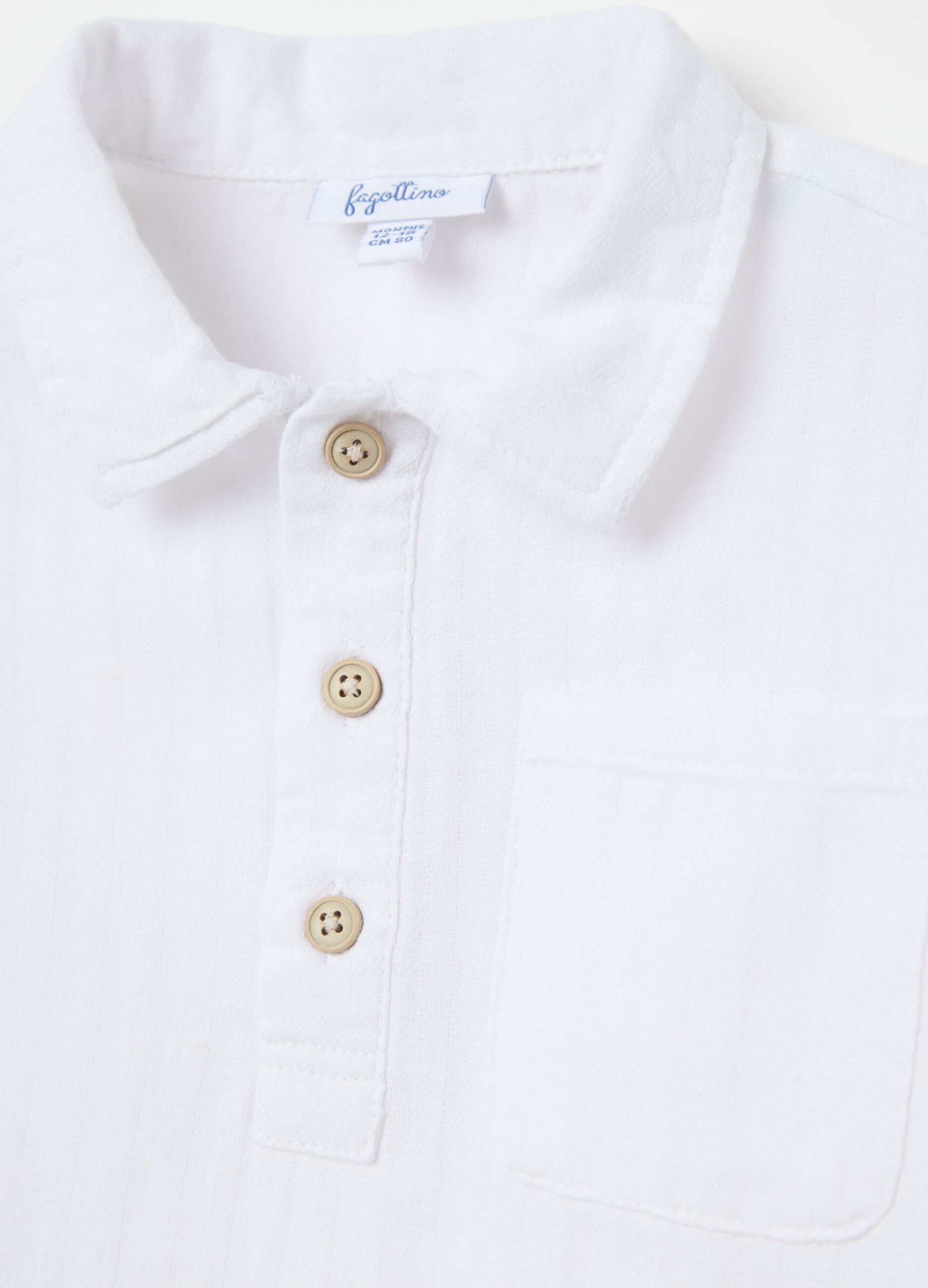 Set with white shirt and patterned Bermuda shorts