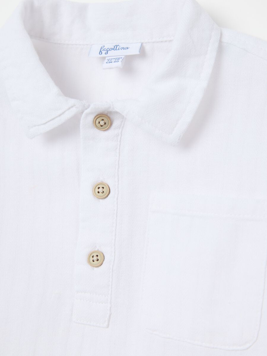 Set with white shirt and patterned Bermuda shorts_3