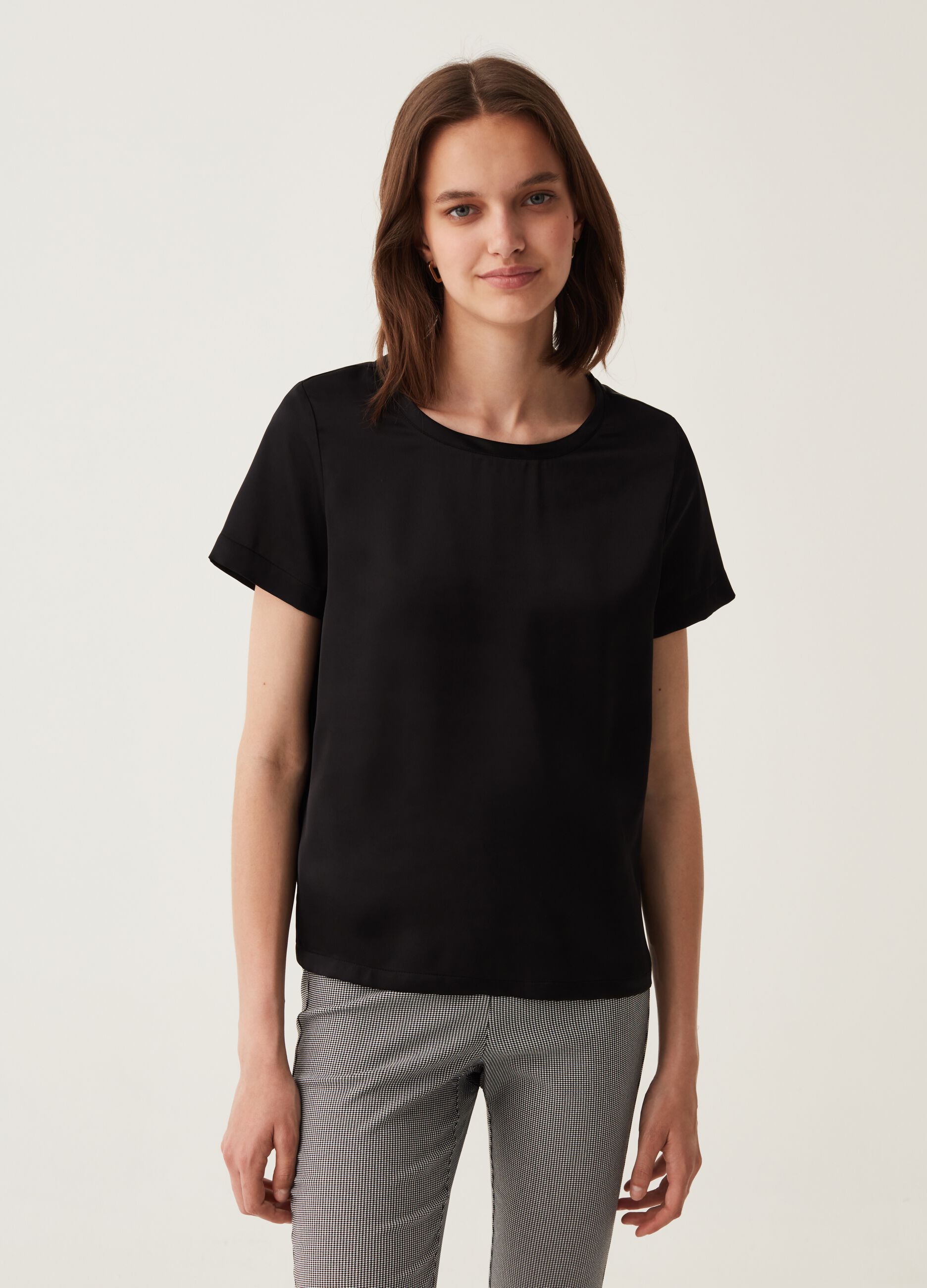 Blusa in satin a maniche corte_0