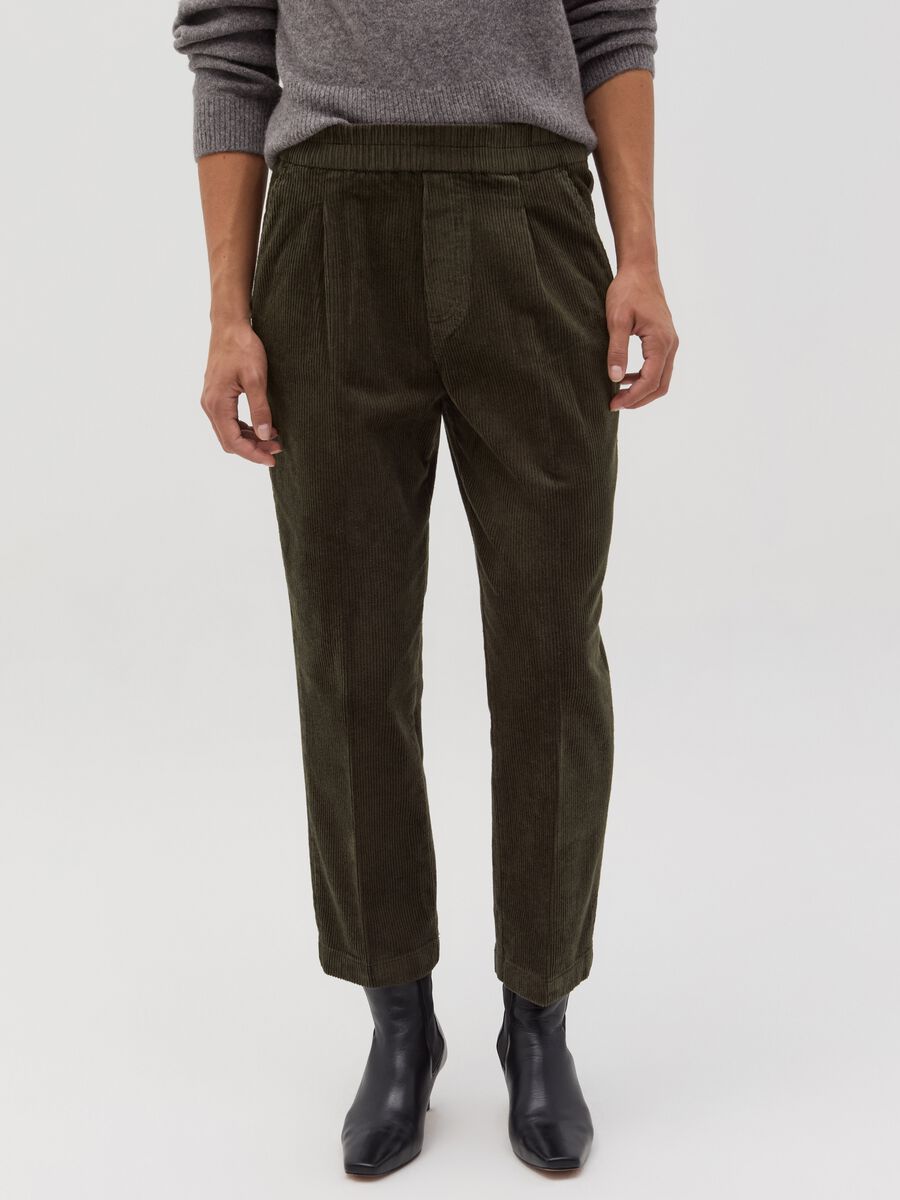 Carrot-fit trousers in corduroy with darts_1
