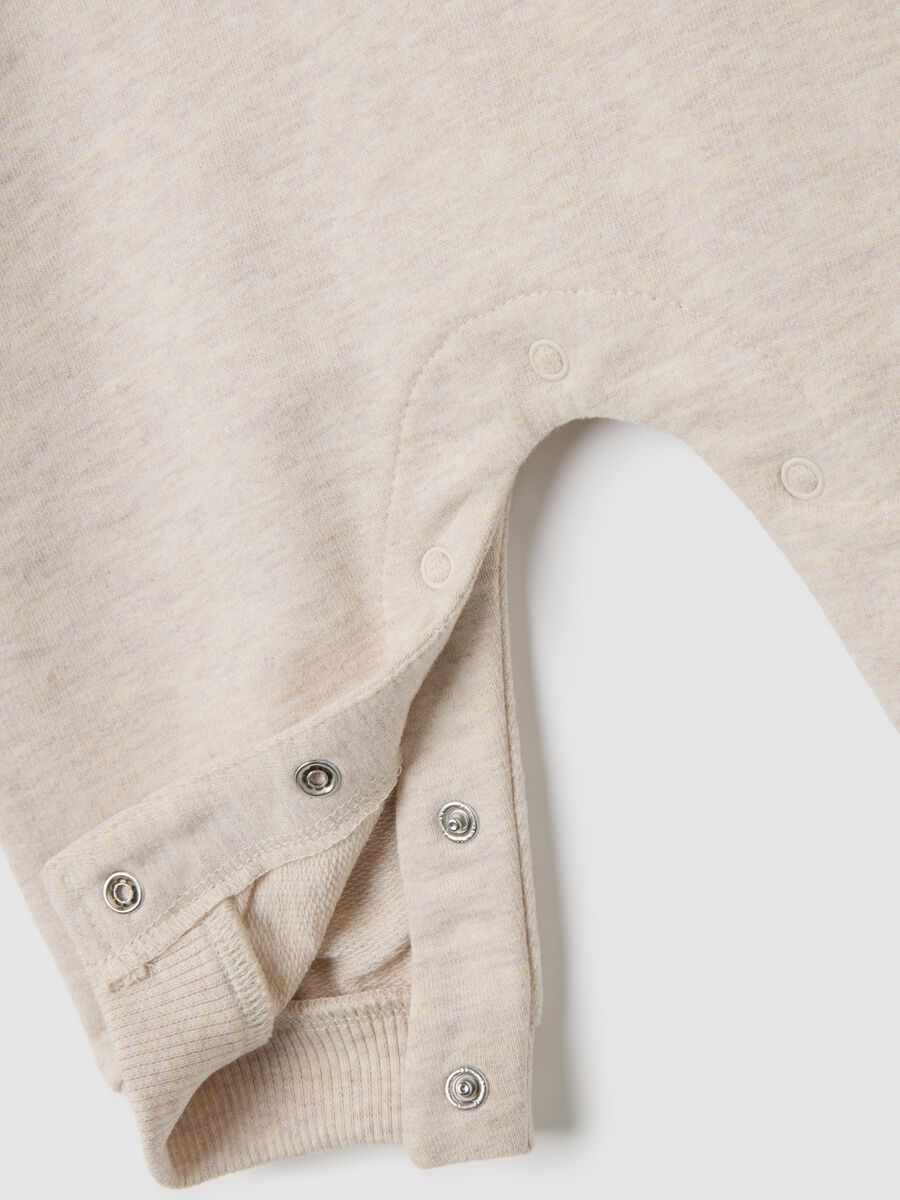 Tutina da neonato in puro cotone beige con orsetto_3