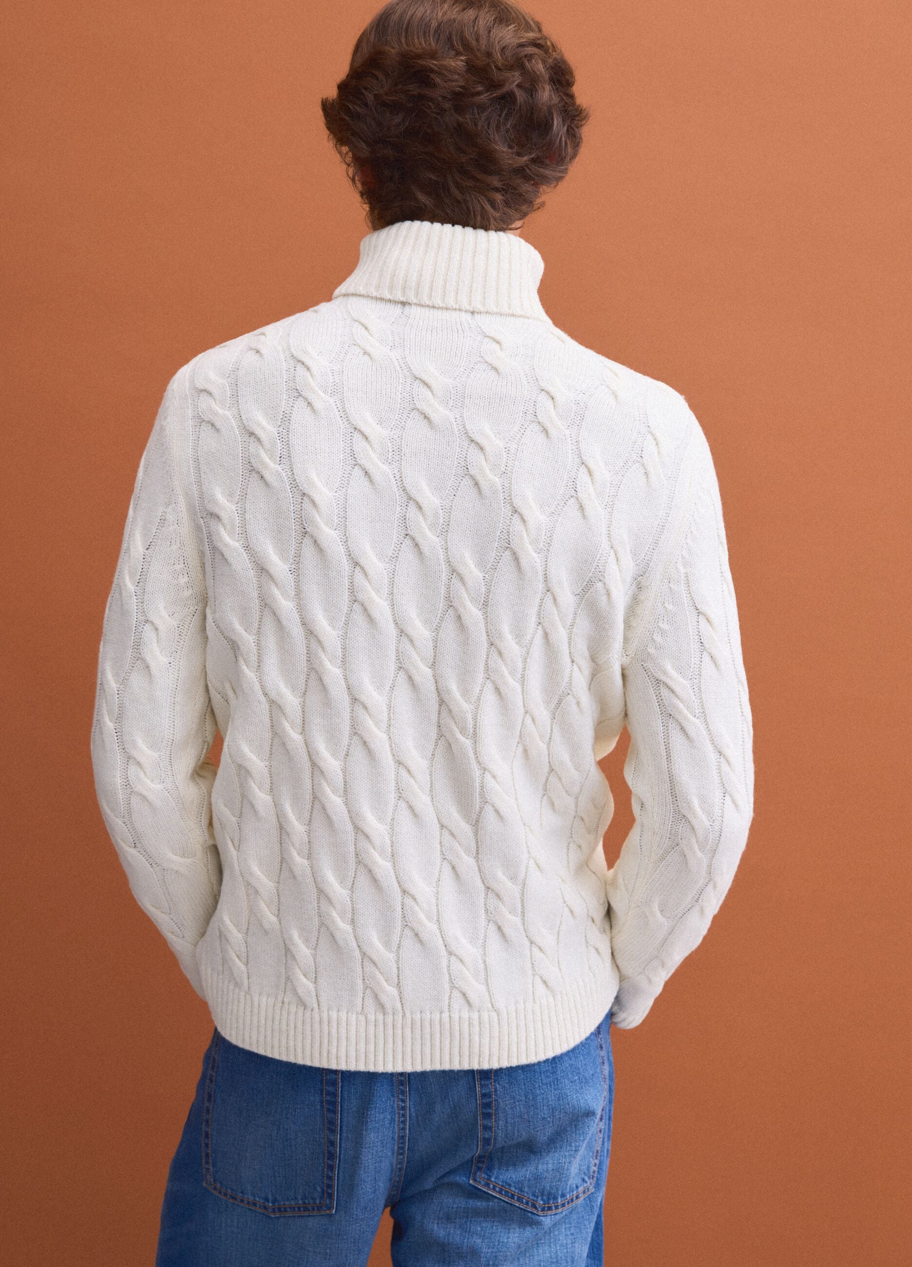 Maglia bianca in misto lana a trecce con dolcevita regular fit