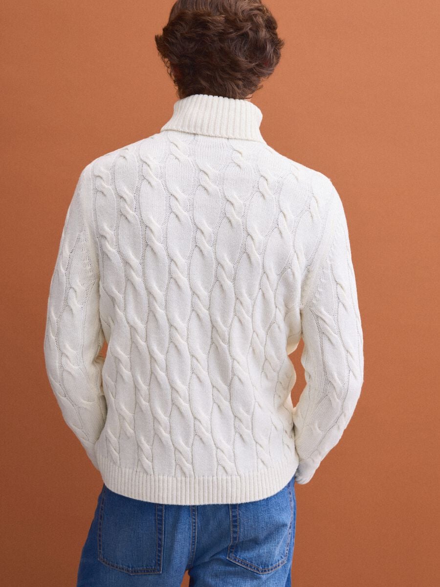 Maglia bianca in misto lana a trecce con dolcevita regular fit_2