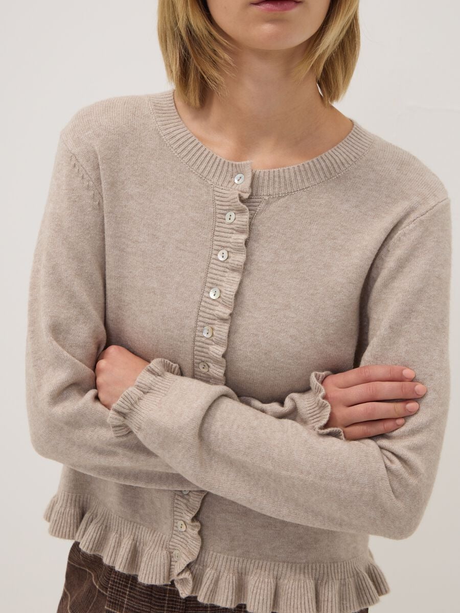Beige viscose-blend cardigan with ruffles, regular fit_2