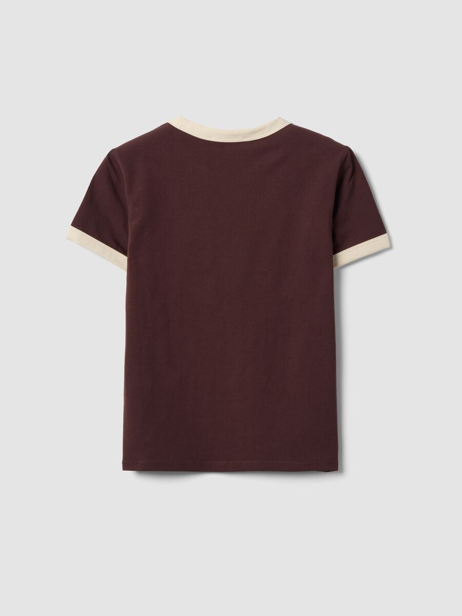 T-shirt marrone in cotone con stampa grafica frontale e bordi a contrasto_6