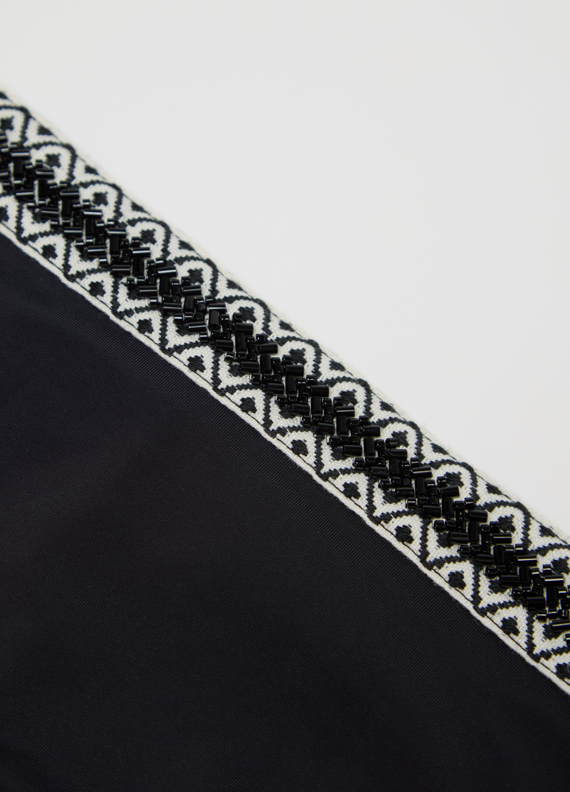 Slip da donna in tessuto elasticizzato nero con fascia decorata