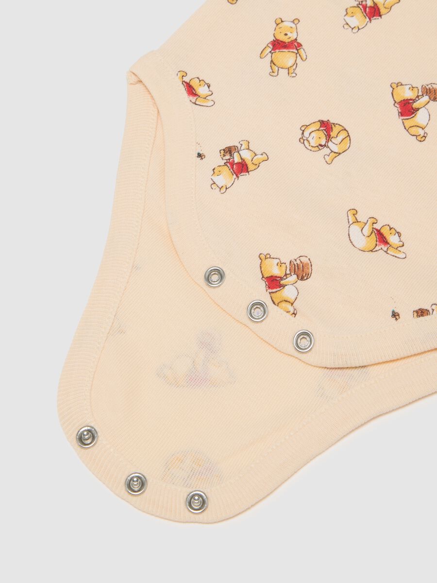 Unisex baby bodysuit in pure beige cotton with Winnie the Pooh print_3