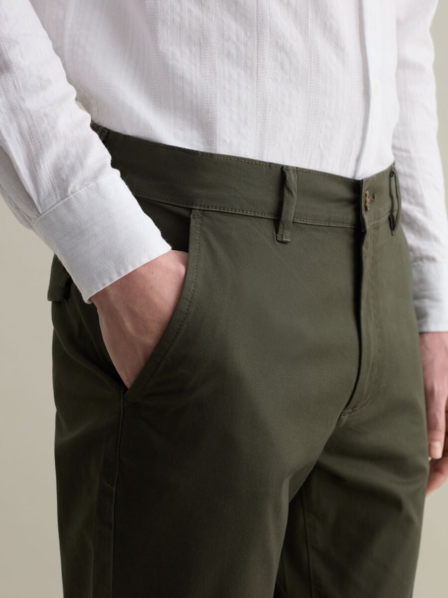Slim-fit chinos in stretch twill_3