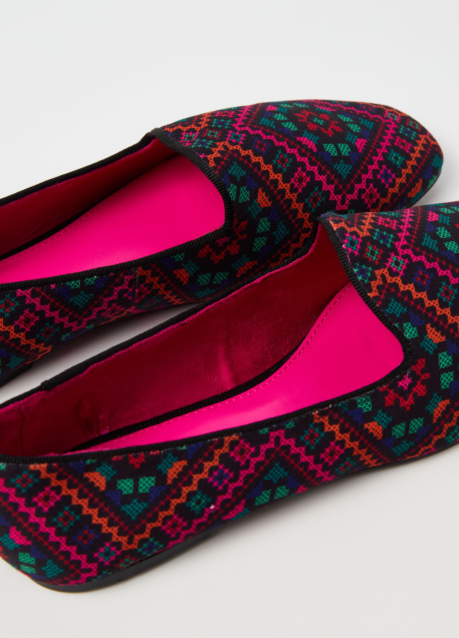 Slipper shoes with geometric pattern