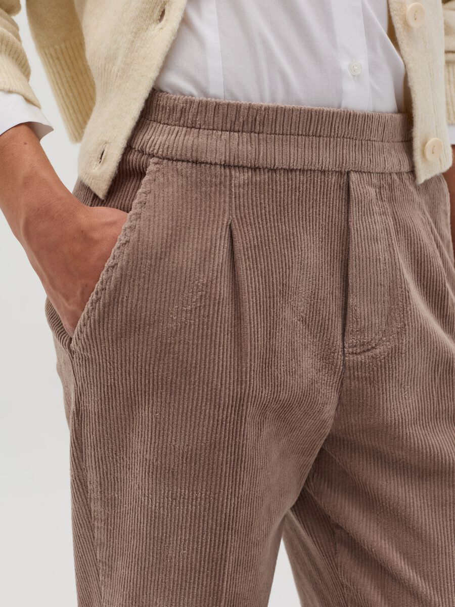 Carrot-fit trousers in corduroy with darts_3
