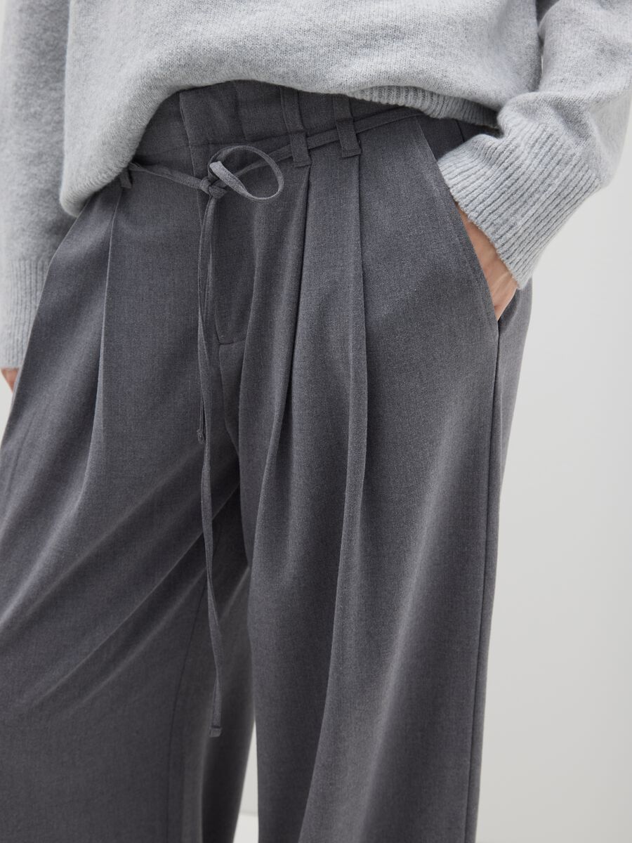 Pantaloni wide leg grigi con fiocco_3