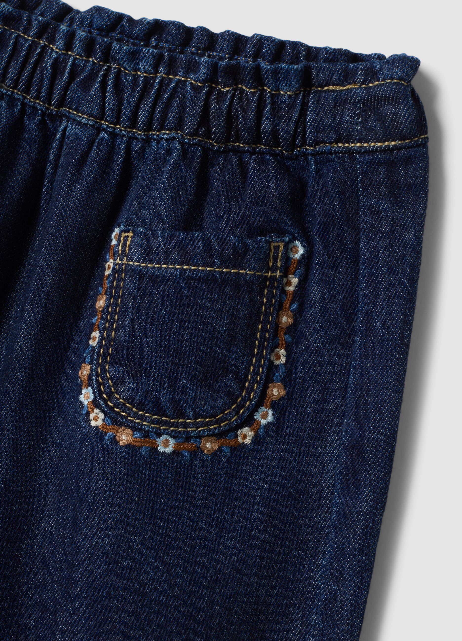 Jogger denim blu in misto cotone e viscosa con ricami floreali comfort fit